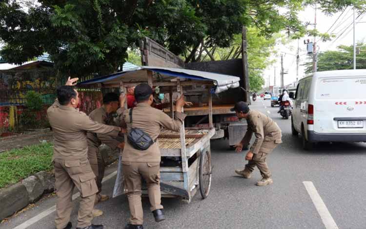 Satpol PP Palangka Raya Laksanakan Pengawasan PKL, 6 Pedagang Dapat Surat Pernyataan
