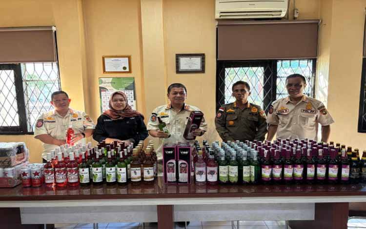 Satpol PP Kobar Amankan 225 Botol Miras Ilegal di Pangkalan Banteng