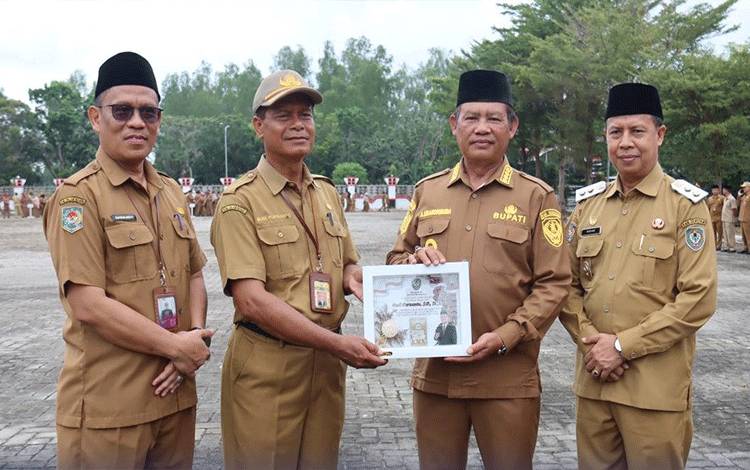 Bupati Seruyan Serahkan Kenang-Kenangan di Momen Purna Tugas Budi Purwanto