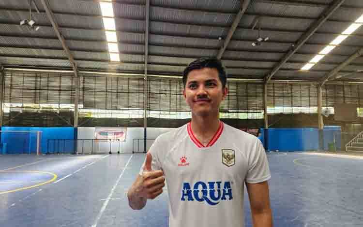 Pemain timnas futsal Indonesia, Dewa Rizki, berpose setelah mengikuti latihan tim di Jakarta, Rabu (1/4/2026). (ANTARA/RAUF ADIPATI)