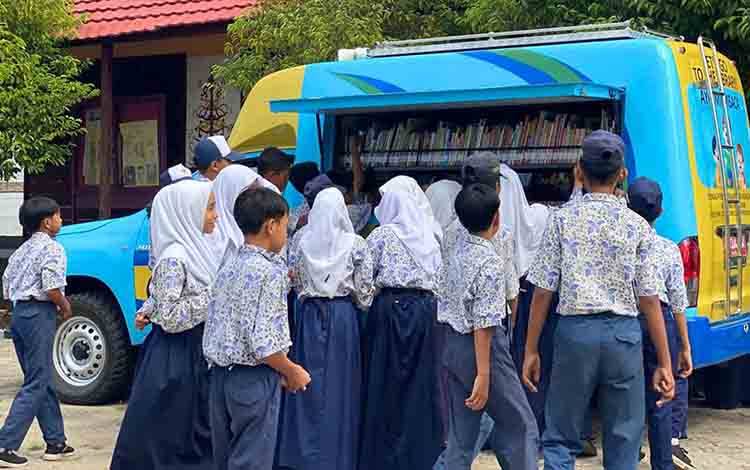 Dispursip Seruyan Gelar Pembinaan Literasi di SMPN 1 Seruyan Hilir Timur