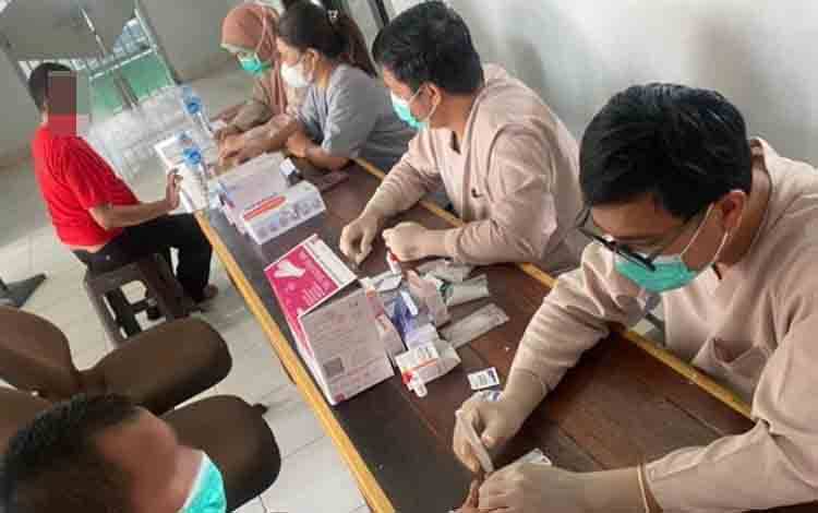 Lapas Kelas IIA Palangka Raya saat melaksanakan kegiatan skrining kesehatan bagi warga binaan. (FOTO: MARINI)