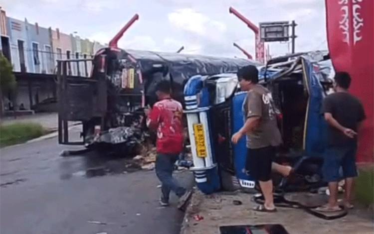 Tabrakan Truk Tangki Solar dengan Truk Aspal Curah Terjadi di Jalan Pati Rumbih Kapuas, Solarpun Berceceran