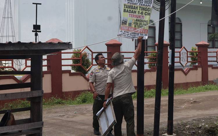 Satpol PP Palangka Raya Tertibkan 57 Reklame di Sejumlah Ruas Jalan