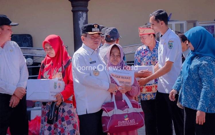 Nini Jariah Tak Kuasa Menahan duka Menyaksikan Rumah Kenangan 46 Tahun Miliknya Ludes Terbakar