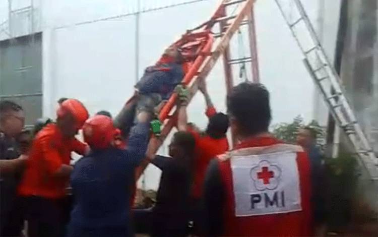 Pekerja Lemas di Atap Pergudangan Basirih Banjarmasin di Evakuasi BPBD dan Damkar Kota