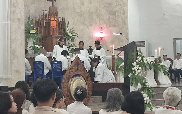 Meniru Yesus, Pastor Membasuh Kaki Umat di Momen Kamis Putih
