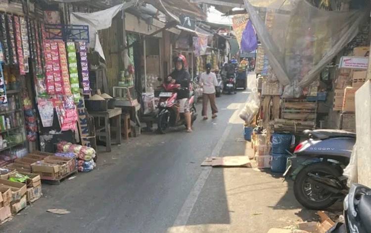 Pedagang di Jalan Mawar Kapuas Gunakan Badan Jalan, Warga Minta Penertiban