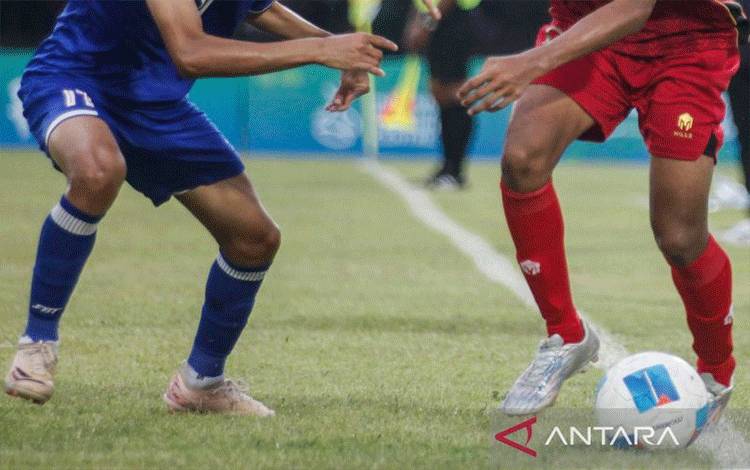 Ilustrasi - Dua pesepak bola sedang berebut bola. ANTARA FOTO/Maulana Surya/bar/am.