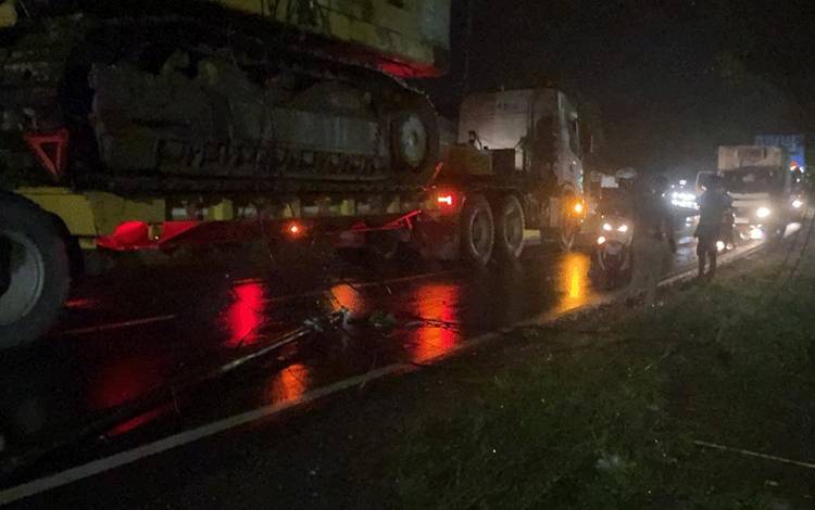 Sejumlah Tiang Telkom Tumbang Tersangkut Truk Pengangkut Alat Berat di Kapuas Ganggu  Arus Lalu Lintas