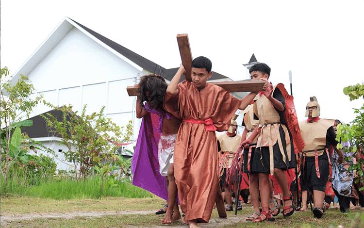 Tablo Jalan Salib Hidupkan Kisah Injil di Paroki YGB Palangka Raya