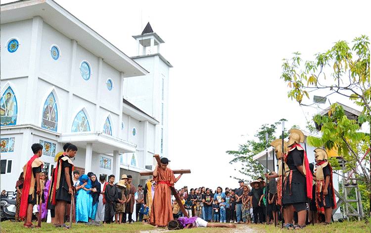 Makna Pengorbanan Yesus Jadi Refleksi Umat dalam Jalan Salib YGB