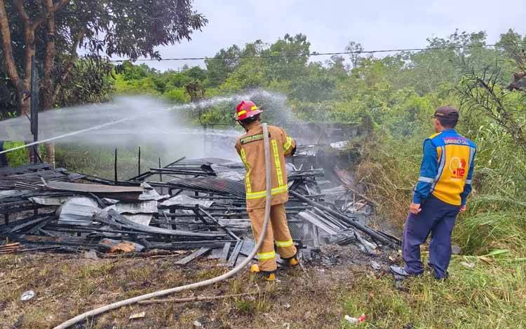 Kebakaran di Jalan Trans Palangka Raya-Buntok, Rumah Kayu Dilalap Api dalam Sekejap