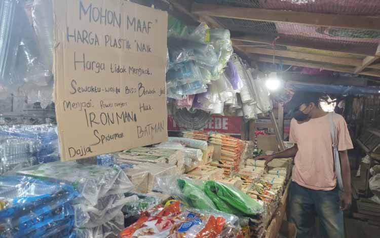 Suasana toko plastik di Sampit, Kabupaten Kotawaringin Timur. (FOTO: IST)