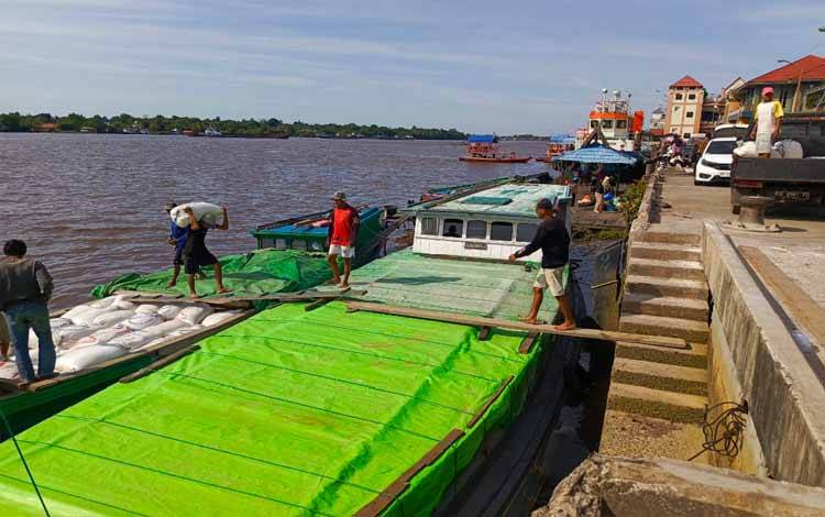 Keberangkatan Kapal Muatan Beras Tertunda Akibat Cuaca Buruk di Sampit