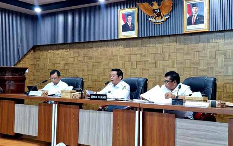 Wakil Bupati Barito Utara, Felix Sonadie Y Tingan didampingi Asisten Sekda H Yaser Arapat, Kadis Nakertranskop UKM, M Mastur bersama dinas instansi terkait saat mengikuti kegiatan zoom meeting bersama Kemendagri melalui Badan Strategi Kebijakan Dalam Negeri di aula Setda lantai I.(foto: Dhani)