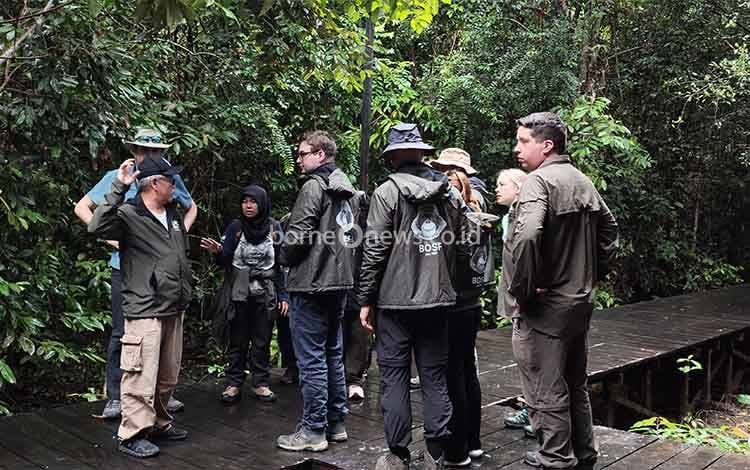 CEO BOSF, Dr Jamartin Sihite mendampingi delegasi Parlemen Inggris melakukan kunjungan ke Pulau Salat, Desa Pilang, Kabupaten Pulang Pisau, Kalteng. (FOTO: TESTI PRISCILLA)