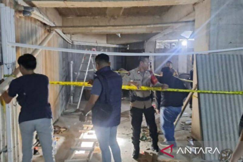 Pihak kepolisian melakukan olah TKP lokasi empat pekerja yang tewas di Jalan TB Simatupang RT 02/RW 02, Tanjung Barat, Jagakarsa, Jakarta Selatan, Jumat (3/4/2026). ANTARA/HO-Humas Polda Metro Jaya