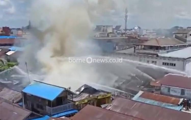 Kawasan Padat Penduduk Terbakar di Kuala Kapuas