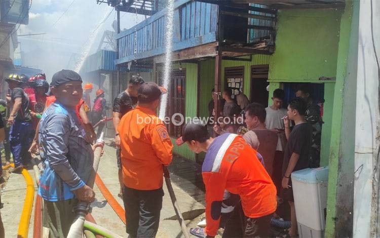 Kebakaran Hanguskan 6 Rumah di Selat Tengah Kapuas, 21 Jiwa Terdampak