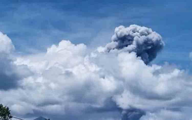 Gunung Dukono Kembali Erupsi Lontarkan Abu Vulkanik 1.400 Meter