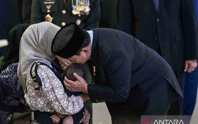 Momen Haru Presiden Prabowo Cium Kepala Bayi Prajurit TNI yang Gugur