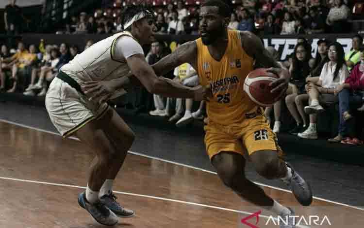 Pebasket Kesatria Bengawan Solo Toluwalope Joseph Obasa (kanan) berusaha melewati pebasket Pacific Caesar Surabaya Daffa Dhoifullah (kiri) pada pertandingan Indonesian Basketball League (IBL) 2026 di Sritex Arena, Solo, Jawa Tengah, Sabtu (4/4/2026). Kesatria Bengawan Solo mengalahkan Pacific Caesar Surabaya dengan skor 98-91. ANTARA FOTO/Maulana Surya/tom.