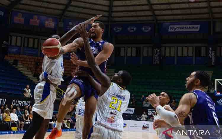 Pebasket Rans Simba Bogor Kenyon Buffen (kedua kiri) melakukan lay up yang coba diadang dua pebasket Satria Muda Pertamina Bandung Chad Brown (kiri) dan Jalen Jones (ketiga kiri) pada pertandingan lanjutan IBL Gopay 2026 di GOR Bandung Arena, Bandung, Jawa Barat, Sabtu (4/4/2026). Rans Simba Bogor berhasil mengalahkan tuan rumah Satria Muda Pertamina Bandung dengan skor akhir 95-84. ANTARA FOTO/Novrian Arbi/YU (ANTARA FOTO/NOVRIAN ARBI)