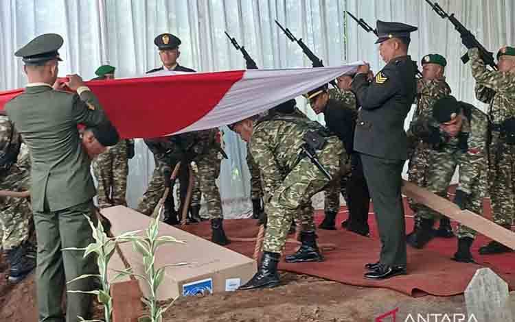 Seorang prajurit TNI Sersan Kepala (Anumerta) Muhammad Nur Ichwan dimakamkan di Taman Makam Pahlawan Giri Dharmoloyo, Kota Magelang, Jawa Tengah, Minggu (5/4/2026). ANTARA/Heru Suyitno