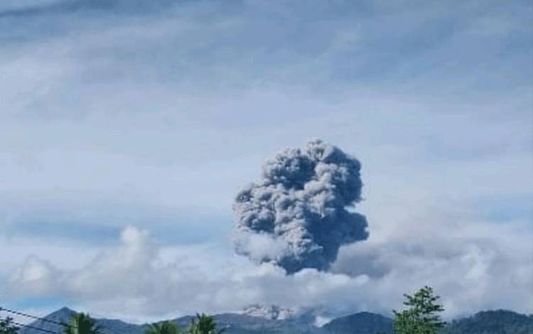 Gunung Dukono Lontarkan Abu Vulkanik Setinggi 1.600 Meter