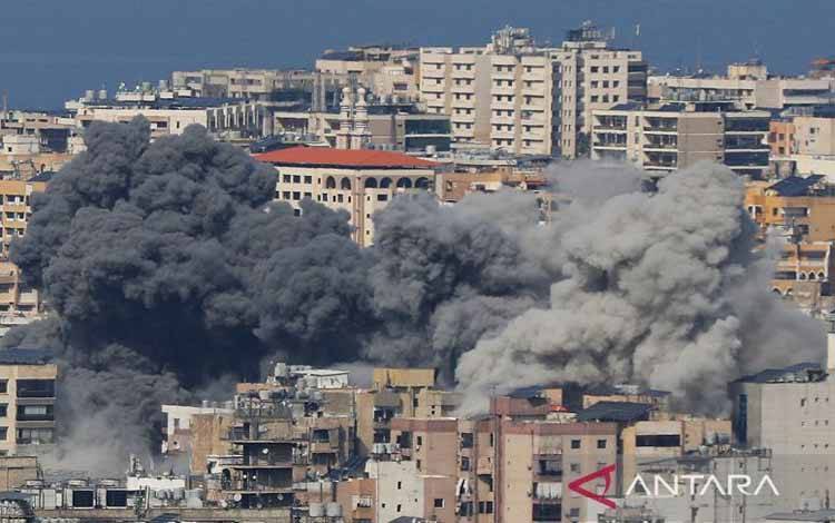 Asap tebal membubung dari beberapa bangunan akibat serangan udara Israel di Haret Hreik, Beirut, Lebanon, Selasa (4/3/2026). ANTARA/Xinhua/Bilal Jawich/aa