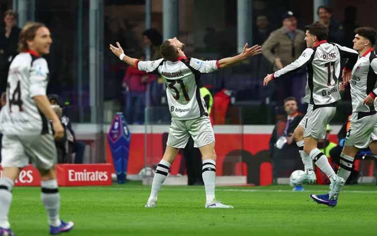 Bek AC Milan Strahinja Pavlovic (31) merayakan keberhasilannya mencetak gol ke gawang Torino pada pertandingan Liga Italia di Stadion San Siro, Milan, Sabtu (21/3/2026) waktu setempat. (acmilan.com)