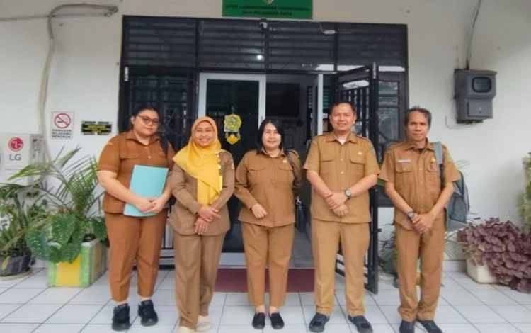 Laboratorium Lingkungan DLH Palangka Terima Kunjungan DLH Pulang Pisau Bahas Optimalisasi Lab