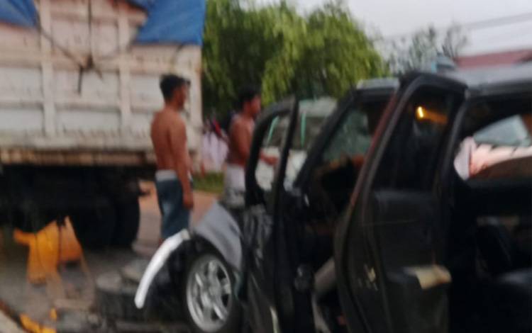 Mobil Tabrak Truk di Trans Kalimantan Km 1 Kapuas, Empat Korban Dilarikan ke RS