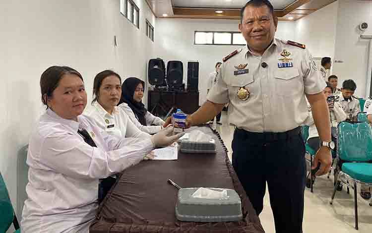 Peringati Hari Bakti Pemasyarakatan, Kanwil Ditjenpas Kalteng Gandeng BNNP Tes Urine Pegawai