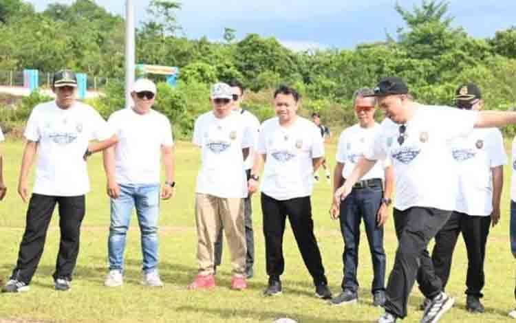 Tendangan Simbolis Bupati Bupati Lamandau, Rizky Aditya Putra di Bupati Cup Liga 4 Lamandau, minggu, 5 April 2026 (FOTO:? NATALIA KRISTIN)