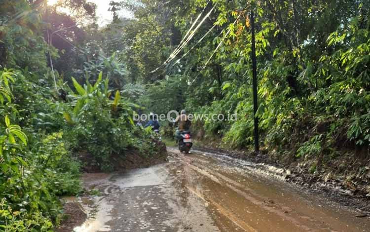 Tanah Longsor Tutup Jalan di Sungai Langsat Pengaron