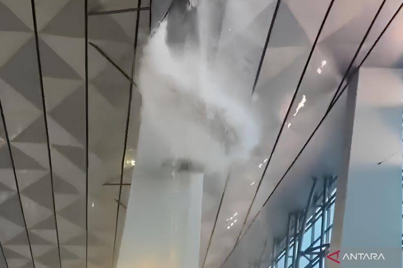 Atap Terminal 3 Bandara Soetta Ambruk Diterjang Cuaca Ekstrem