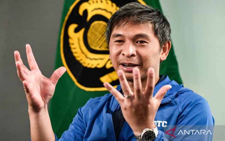 Petenis putra Indonesia Christopher Rungkat mengikuti program siniar (podcast) ANTARA usai latihan di Lapangan Tenis GBK, Jakarta, Selasa (3/2/2026). Siniar tersebut membahas persiapan petenis putra Indonesia yang akan berlaga di Piala Davis babak play off World Group II pada 7-8 Februari 2026 melawan Togo. ANTARA FOTO/Fakhri Hermansyah/bar (ANTARA FOTO/FAH)