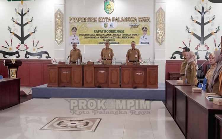 Sekda Palangka Raya, Arbert Tombak saat memimpin rapat pengawasan kearsipan. (FOTO:HUMAS)