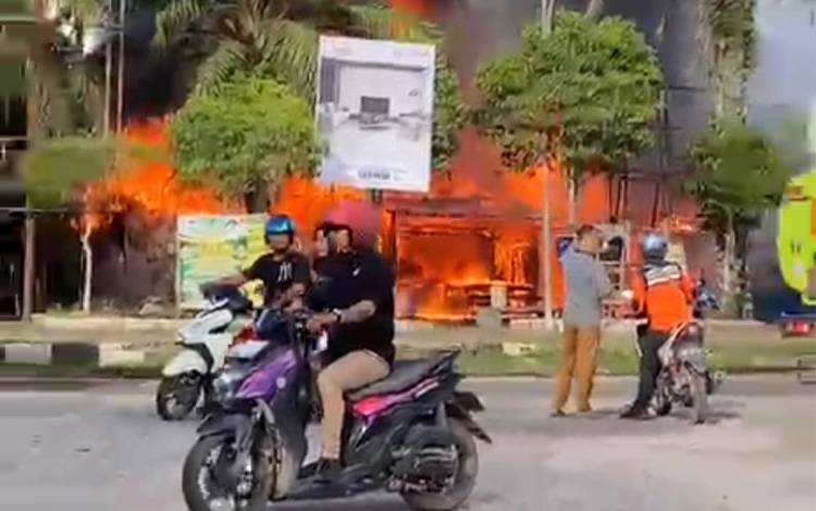 Sejumlah Warung di Bundaran Belanga Sampit Terbakar