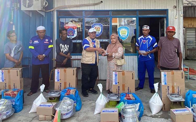 Relawan Kapuas Salurkan Bantuan untuk Korban Kebakaran di Jalan Anggrek