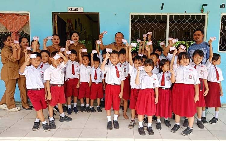 Jemput Bola ke Pelosok, Disdukcapil Bartim Sasar Empat SD Sekaligus untuk Percepatan KIA