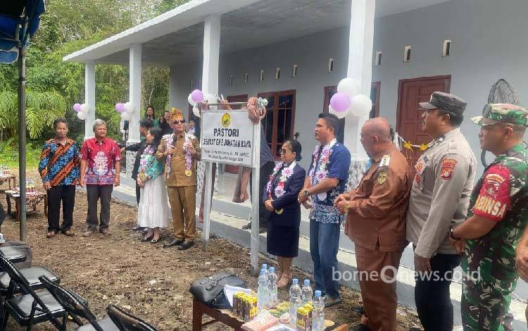 Bupati Gunung Mas Berharap Pastori Jemaat GKE Jakatan Raya Bisa Tingkatkan Pelayanan Umat