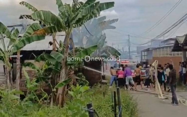 Proses pemadaman kebakaran rumah di Tanjung Rema, Kecamatan Martapura, Kabupaten Banjar, Selasa, 7 April 2026. (FOTO: Rescue Bjm)