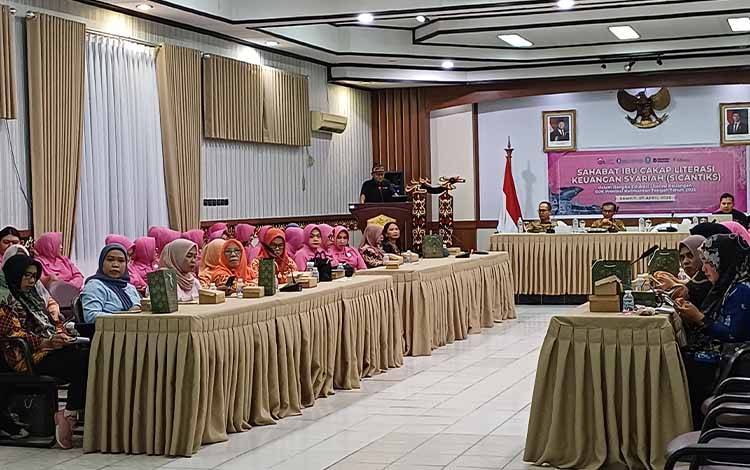 Ibu-ibu di Sampit Dibekali Literasi Keuangan oleh OJK Kalteng