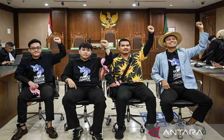 Terdakwa kasus dugaan penghasutan unjuk rasa, Delpedro Marhaen (kiri), Muzaffar Salim (kedua kiri), Syahdan Husein (kedua kanan), dan Khariq Anhar (kanan) bersiap menjalani sidang putusan di Pengadilan Negeri Jakarta Pusat, Jakarta, Jumat (6/3/2026). Majelis Hakim memvonis bebas empat terdakwa kasus dugaan penghasutan terkait unjuk rasa akhir Agustus 2025 yakni Direktur Eksekutif Lokataru Delpedro Marhaen, Staf Lokataru Faoundation Muzaffar Salim, Admin @gejayanmemanggil Syahdan Husein, dan Maha