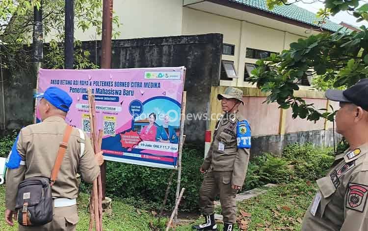 Satpol PP Palangka Raya Tertibkan Reklame tak Berizin dan Kadaluwarsa
