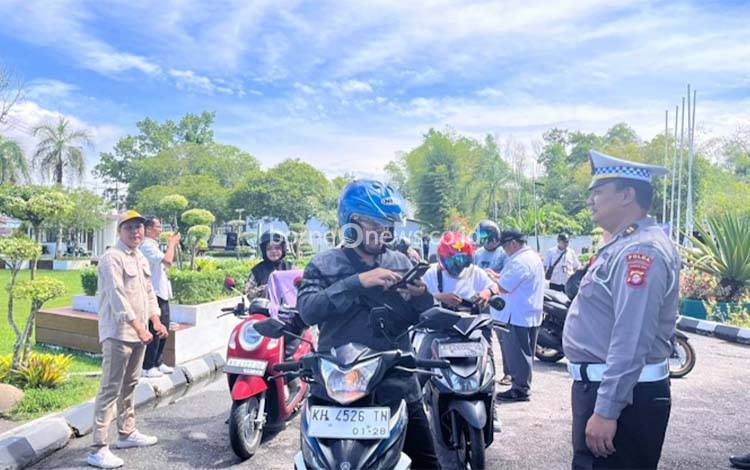 Razia kendaraan bermotor dilaksanakan pada Rabu, 8 April 2026, bertempat di halaman Kantor Bapenda Provinsi Kalimantan Tengah, Jalan RTA Milono, Palangka Raya. (Foto: MARINI)