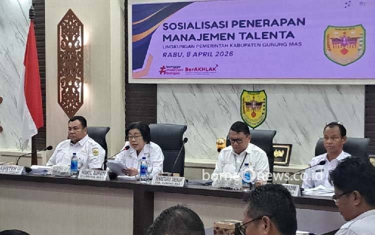 Wakil Bupati Gunung Mas Efrensia L.P Umbing saat membacakan sambutan Bupati Gumas Jaya S Monong pada pembukaan sosialisasi penerapan manajemen talenta, Rabu, 8 April 2026. (FOTO: RISKA YULYANA)